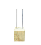 Houtenblok met 2 pinnen 9 x 9 cm hoogte 9,5 cm  - pinnen 16,5 cm hoog