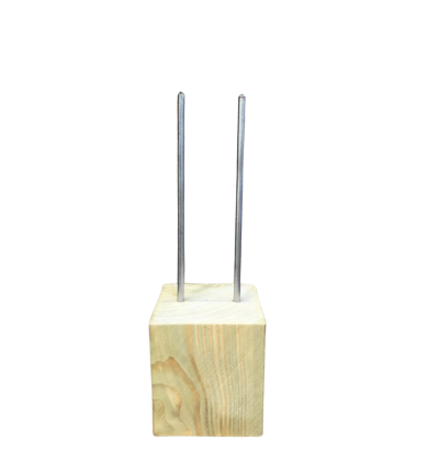Houtenblok met 2 pinnen 9 x 9 cm hoogte 9,5 cm  - pinnen 16,5 cm hoog